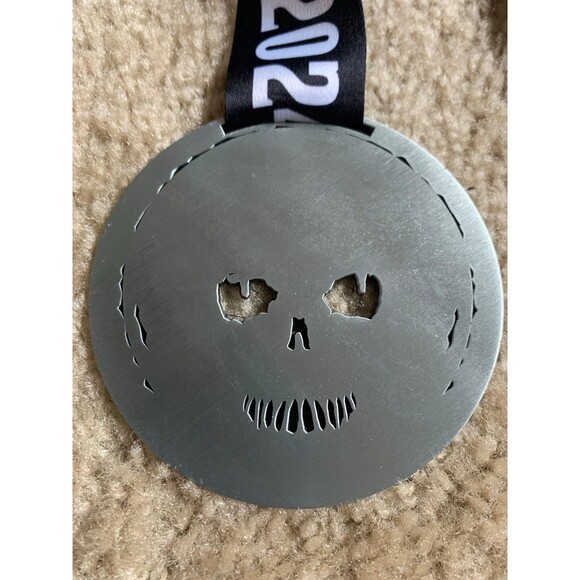 Seaworld Orlando Howl sprint 2024 medal scream 5k - Picture 3 of 5